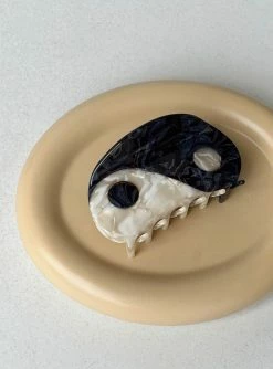 Princess Polly Daria Hair Clip Cream / Brown Cream / Brown -princess shop 1 3dc76874 5d3c 42d5 86d0 23ae9d639adf 767x.progressive