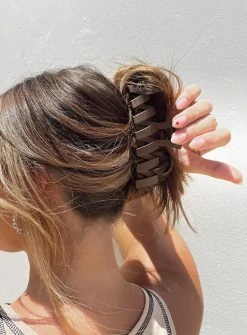 Princess Polly Cinna Hair Clip Chocolate Brown -princess shop 1 76dbe049 bd6a 4f0e b08e 1d54ed85faaa 767x.progressive