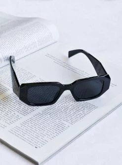 Princess Polly Summerside Sunglasses Black Black -princess shop 1 e8422119 e6a4 4773 8a49 d837cd44eedc 1025x.progressive